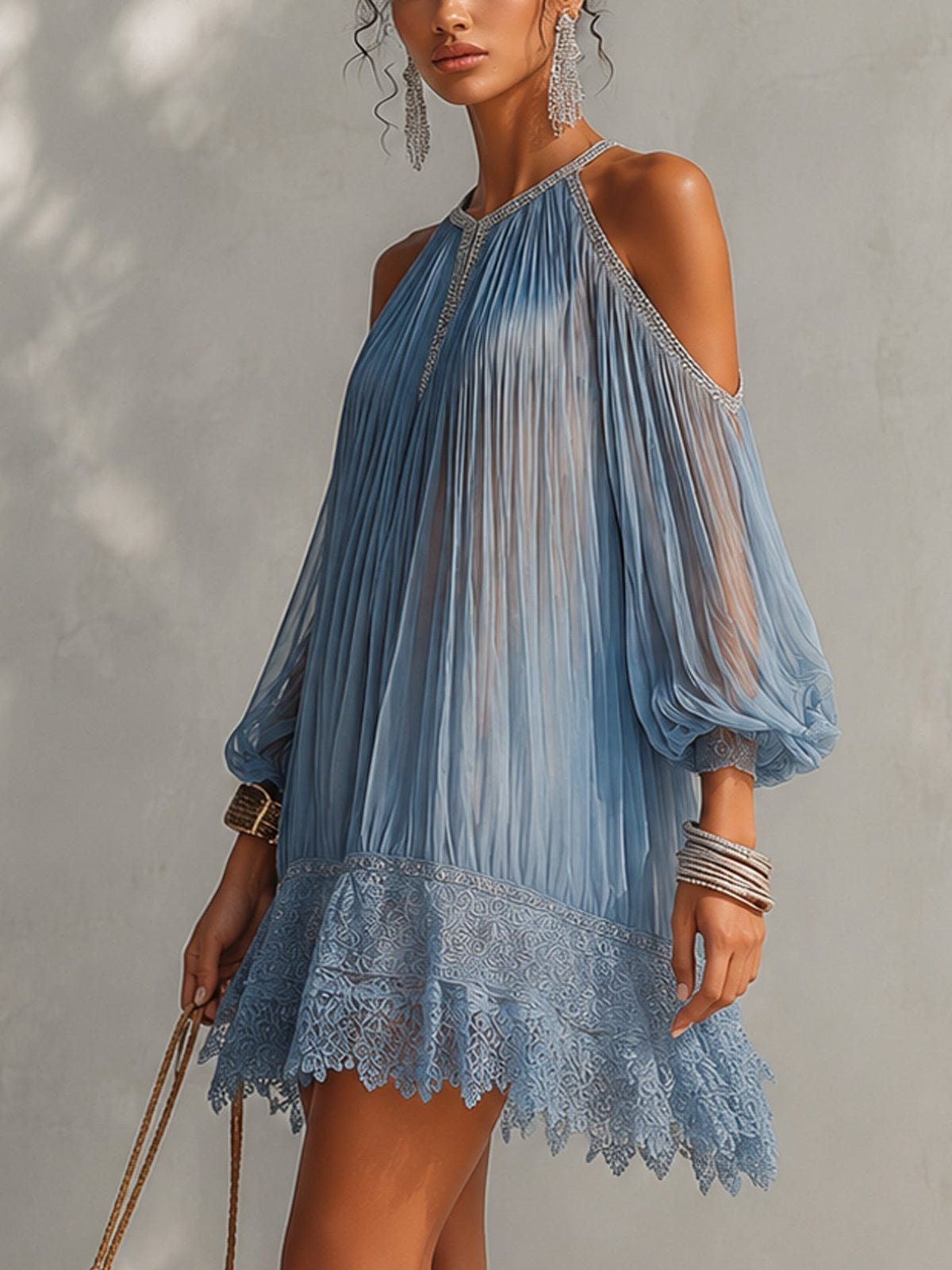 Cinzia | Vestido mini azul de hombros descubiertos con fruncidos y bajo de encaje