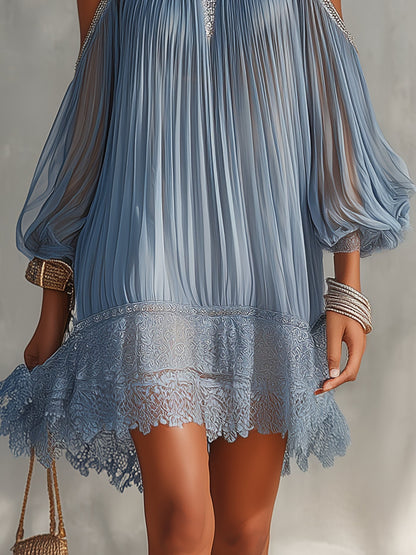 Celeste | Mini vestido azul de hombros descubiertos, fruncido y con bajo de encaje