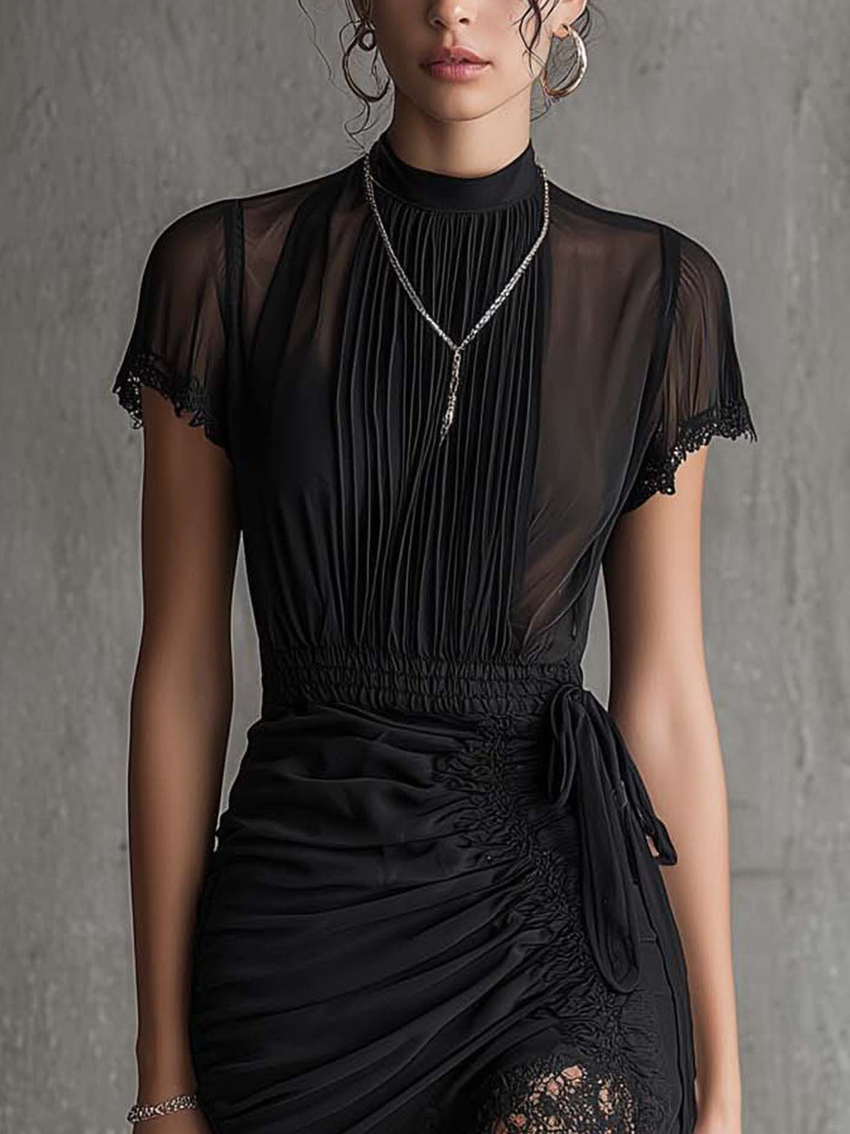 Lucrezia | Vestido mini negro de gasa plisado en la cintura, con ribete de encaje