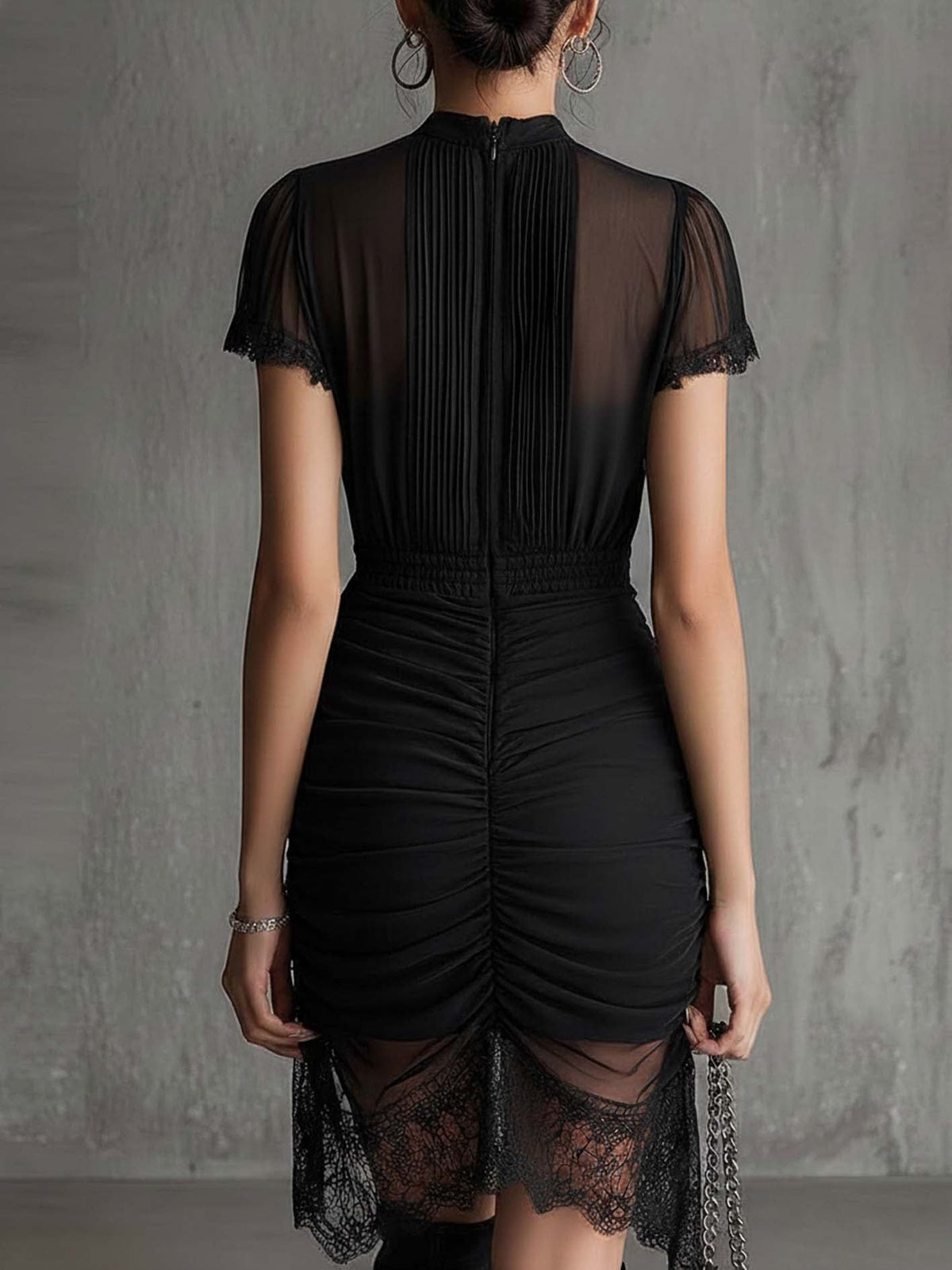 Lucrezia | Vestido mini negro de gasa plisado en la cintura, con ribete de encaje