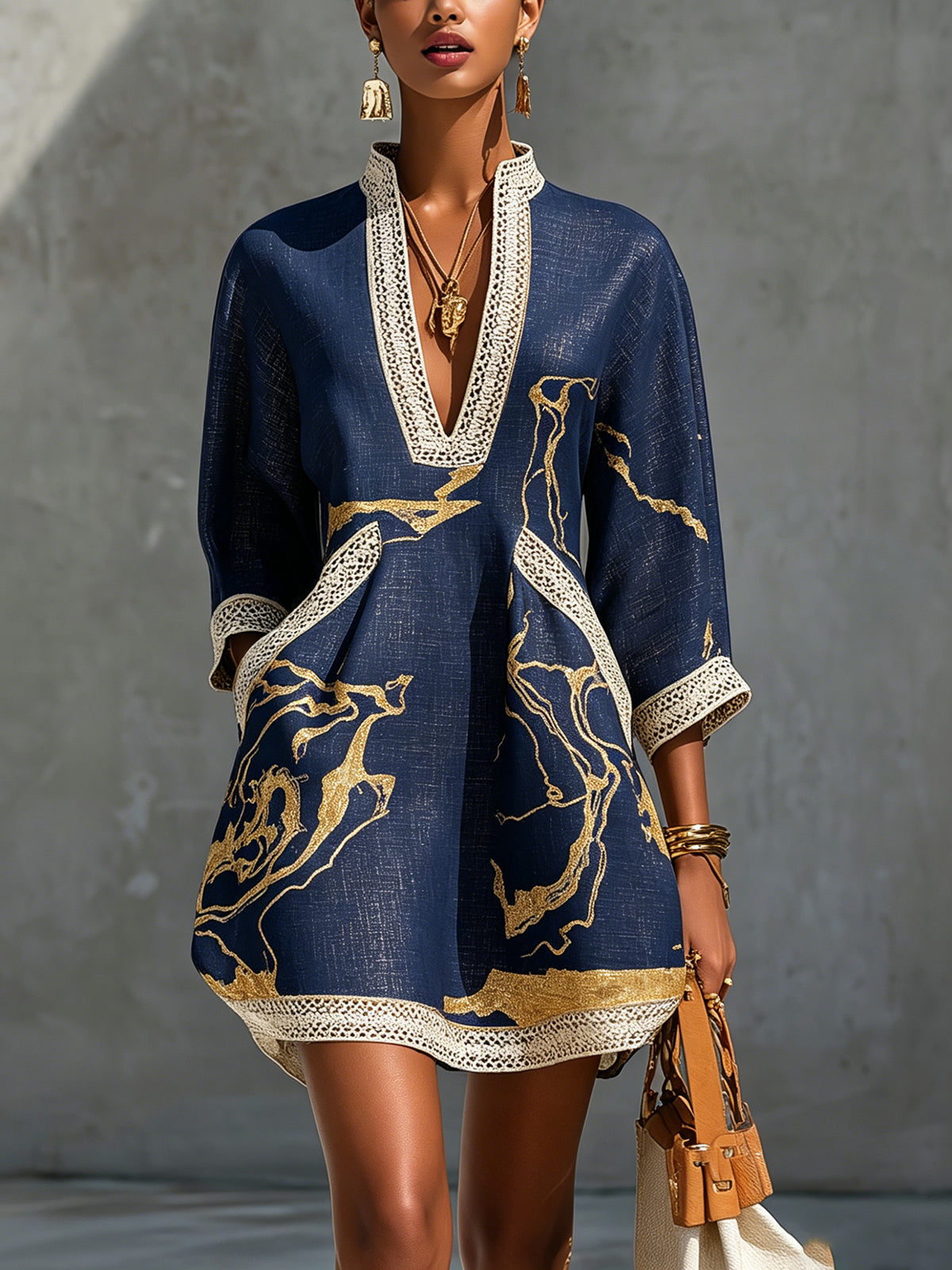 Renata | Vestido corto de encaje con estampado dorado y escote en V profundo