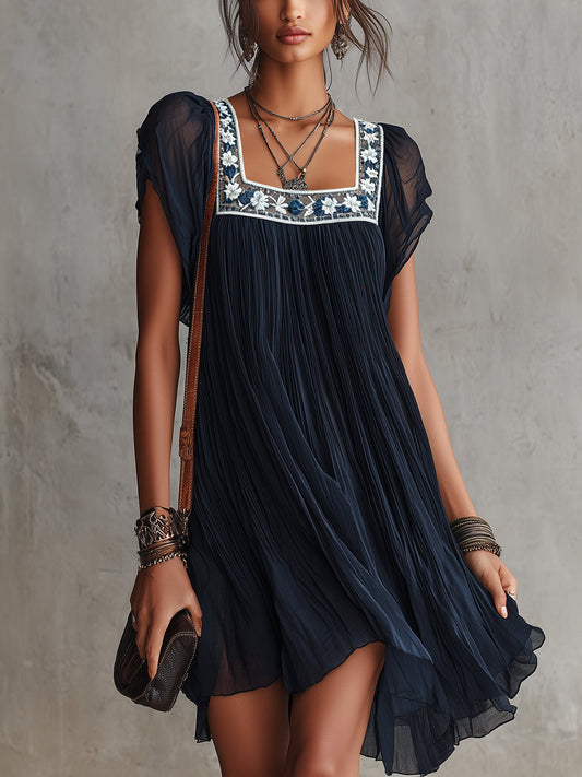 Tamara | Vestido corto de gasa plisada azul navy con bordados florales