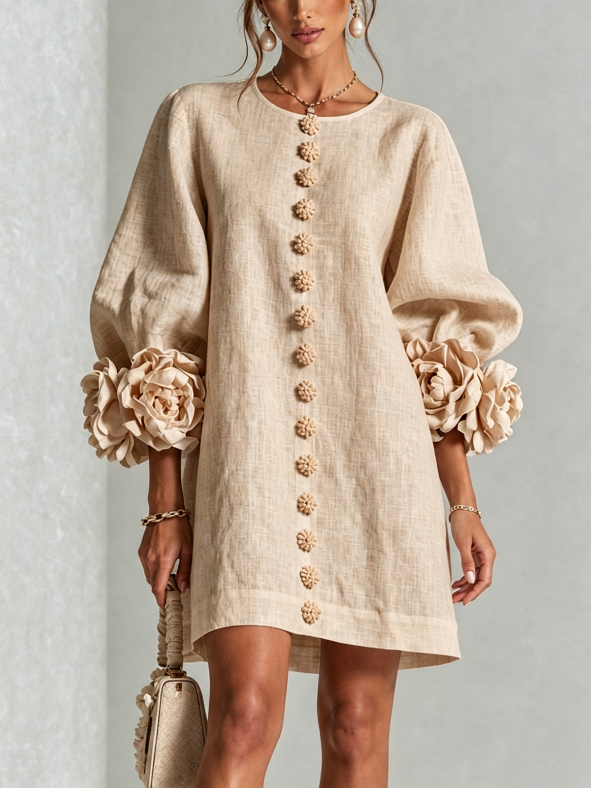 Ambra | Vestido Mini de Lino con Puños de Rosas, Beige Arena