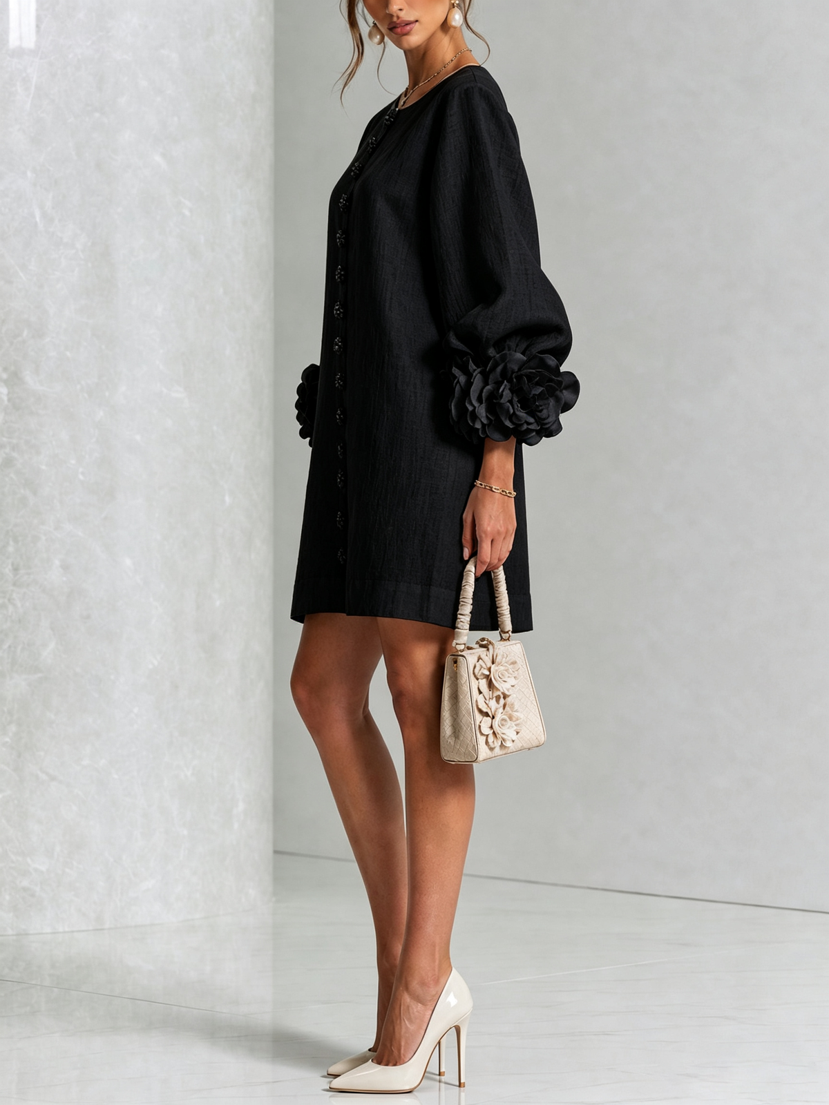 Vestido Mini Negro Floral con Botones y Mangas Florales Extravagantes