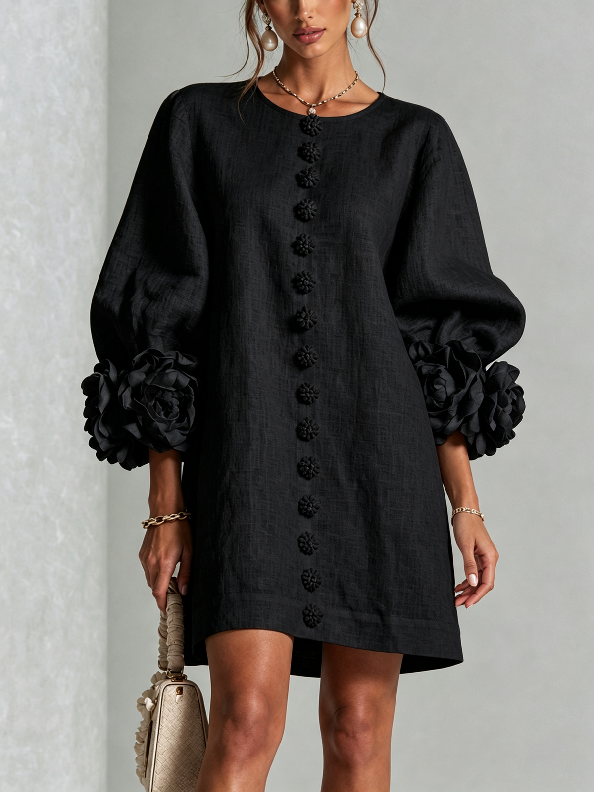 Cecilia | Vestido Mini de Lino con Puños de Rosas, Negro Clásico