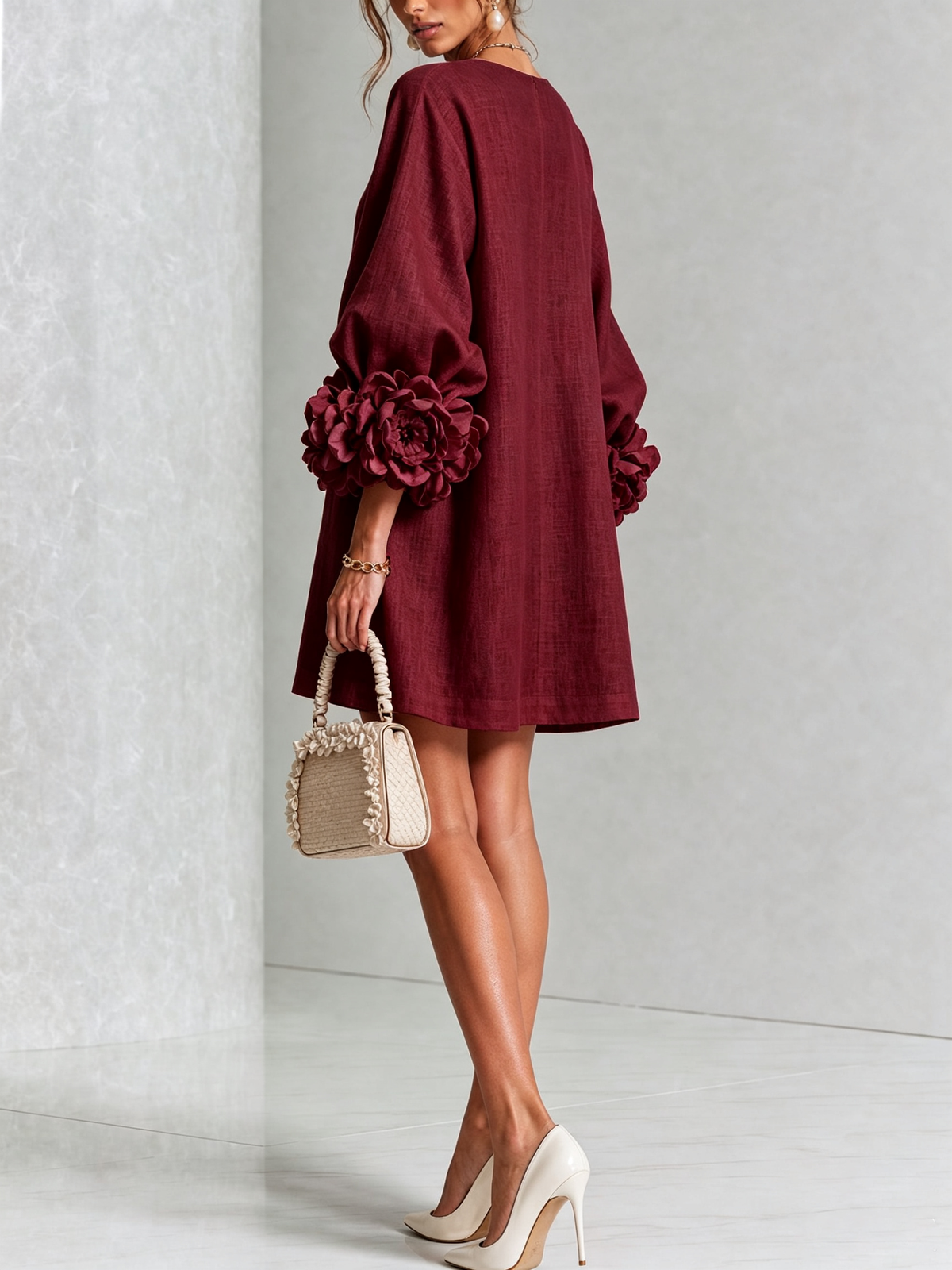 Ilaria | Vestido Mini de Lino con Puños de Rosas, Burdeos