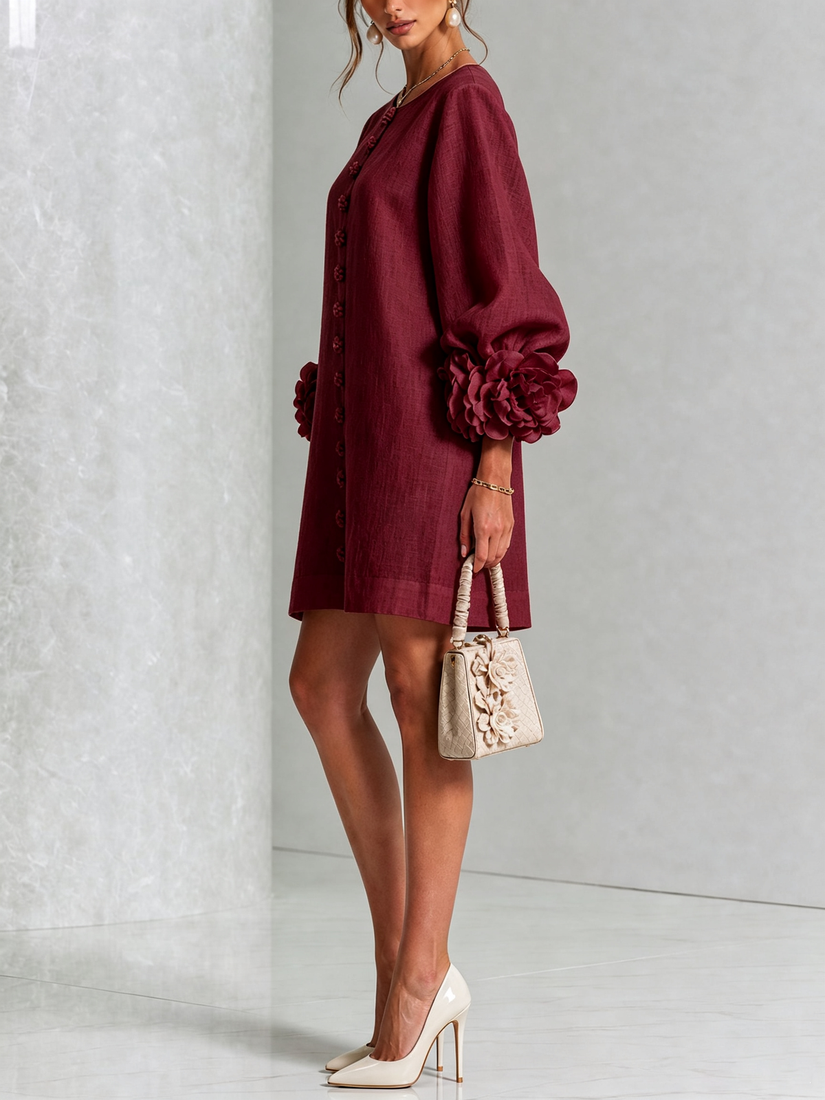 Ilaria | Vestido Mini de Lino con Puños de Rosas, Burdeos