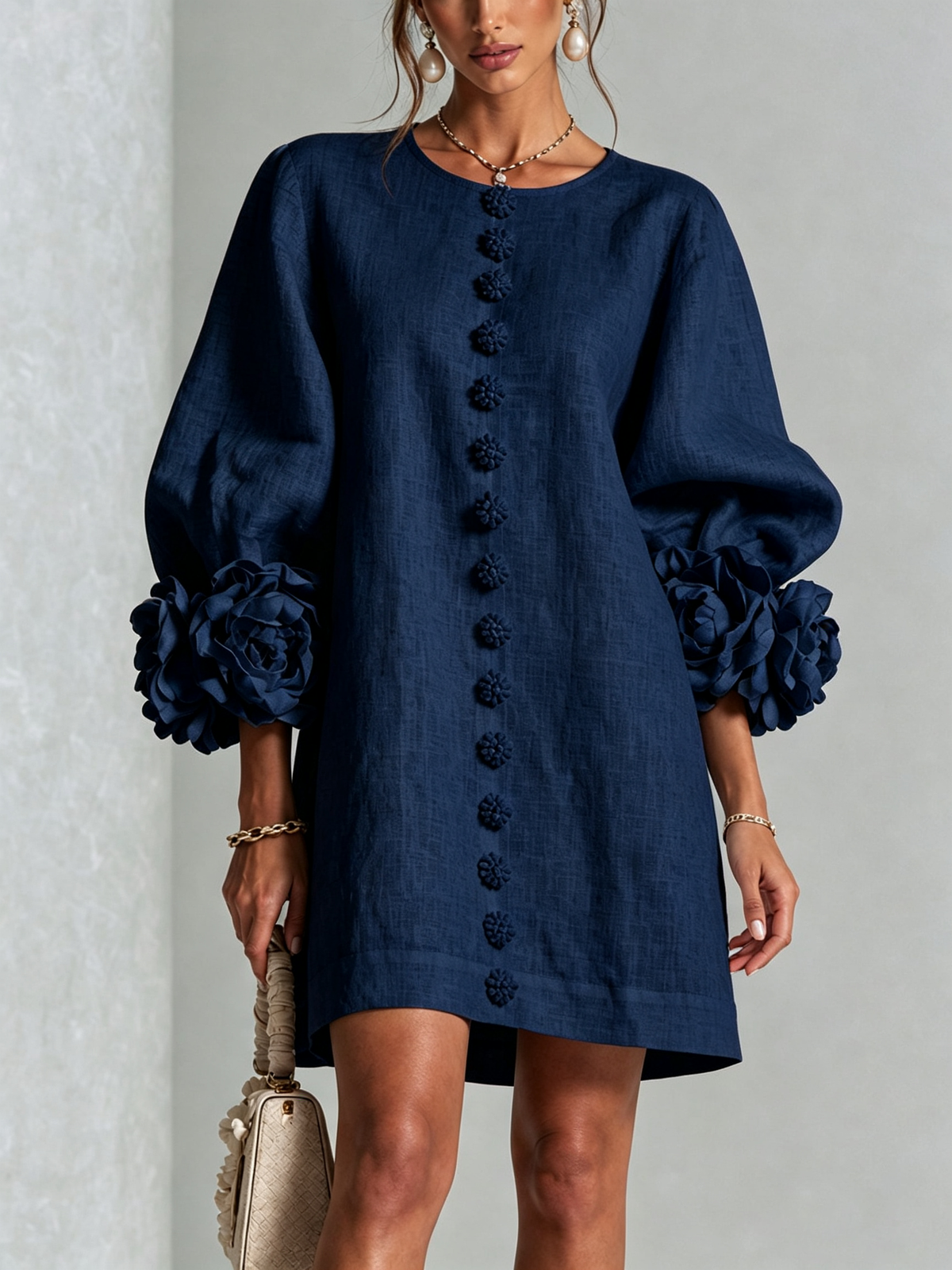 Vestido Mini Azul Marino con Botones de Flores y Mangas Florales Extravagantes