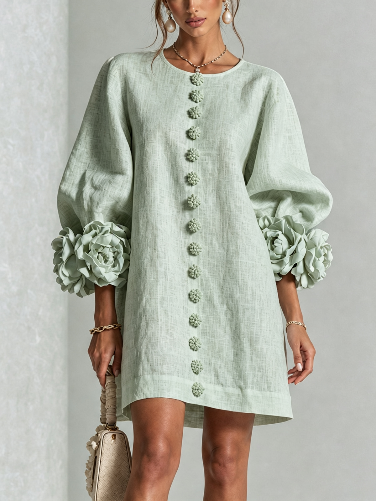 Vestido Mini Verde Salvia Místico con Botones de Flores y Mangas Florales Extravagantes