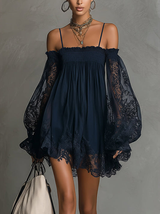 Noemi | Vestido mini de gasa azul navy con escote de hombros descubiertos, ribete de encaje y mangas transparentes