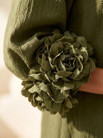 Vestido Midi Oliva con Botones de Flores y Mangas Florales Extravagantes