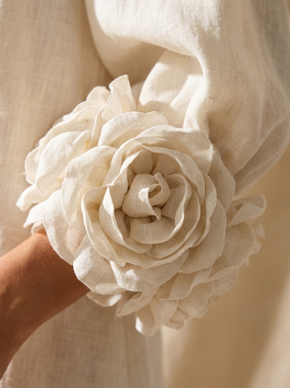 Chiara | Vestido Mini de Lino con Puños de Rosas, Blanco Marfil