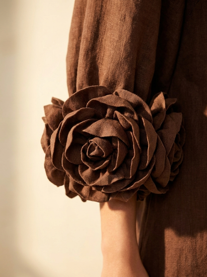 Bruna | Vestido Mini de Lino con Puños de Rosas, Marrón Chocolate